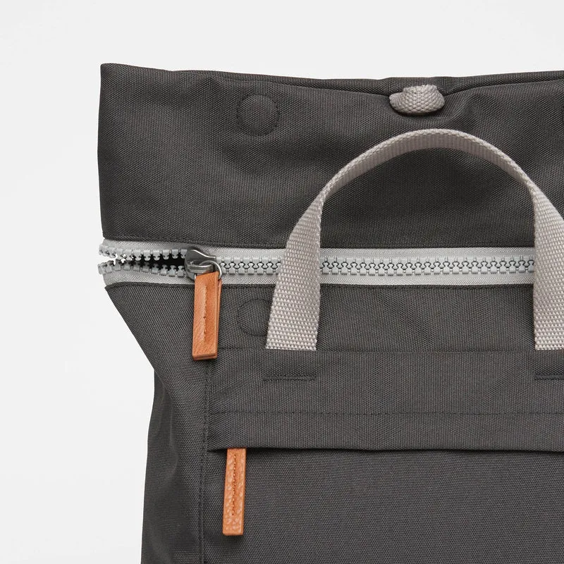 ROKA Finchley Eine kleine Tasche aus recyceltem Canvas von Ash