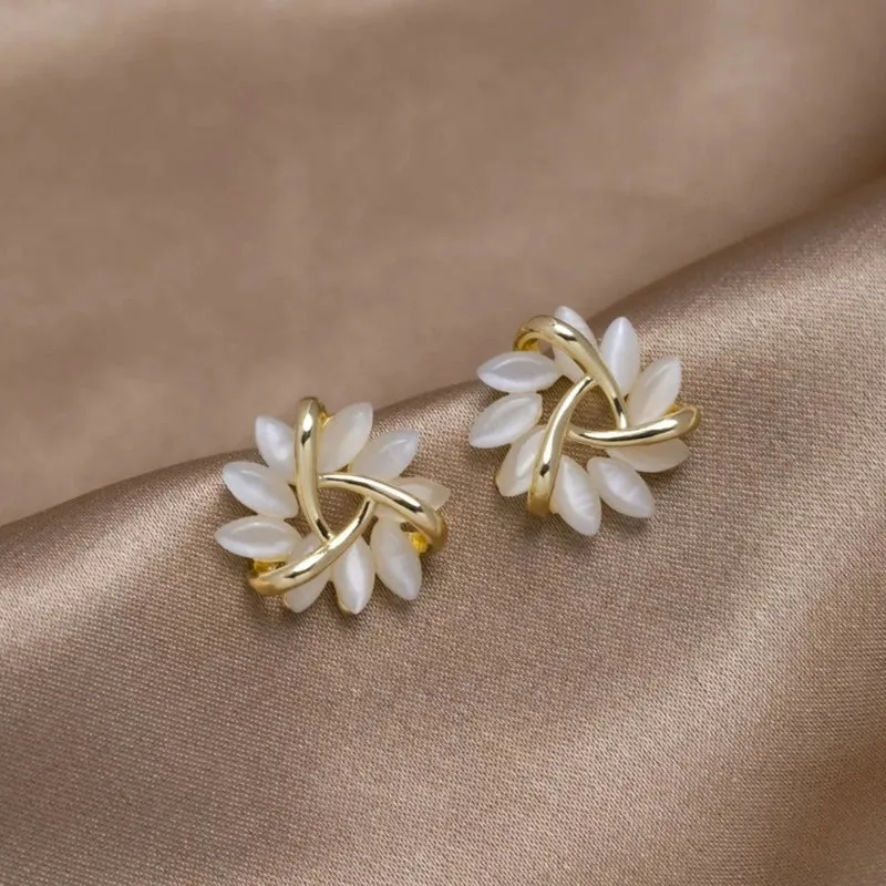 Orecchini con fiori di opale | Orecchini tondi in madreperla