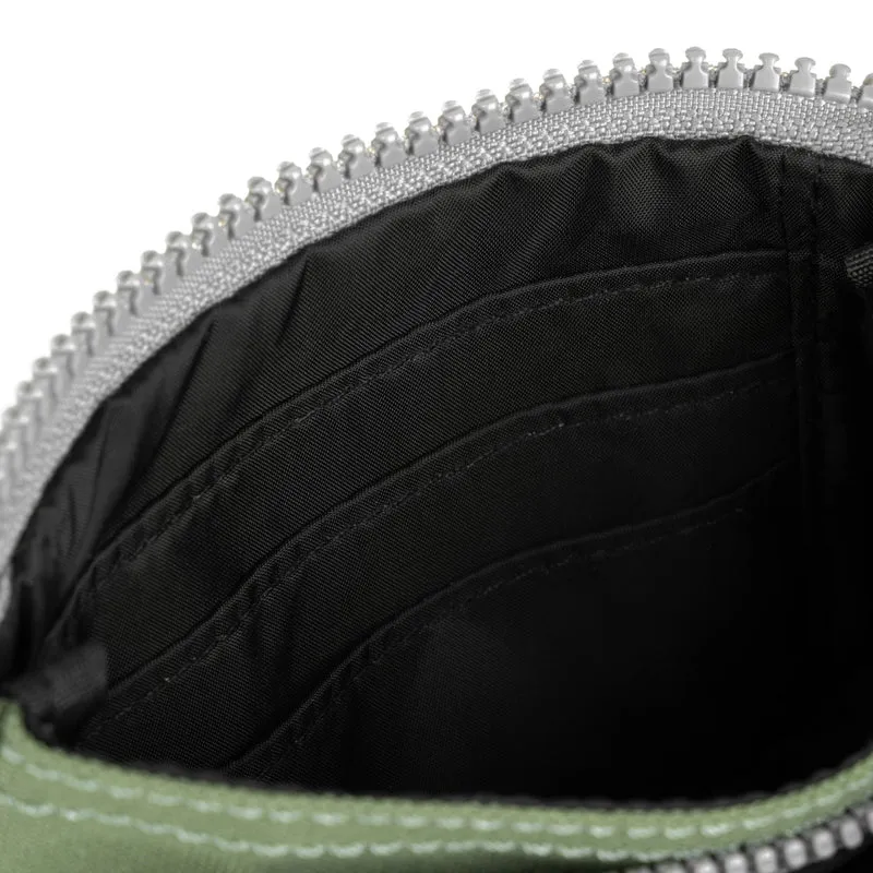 ROKA Black Label Carnaby Kleine Tasche aus recyceltem Granit-Canvas