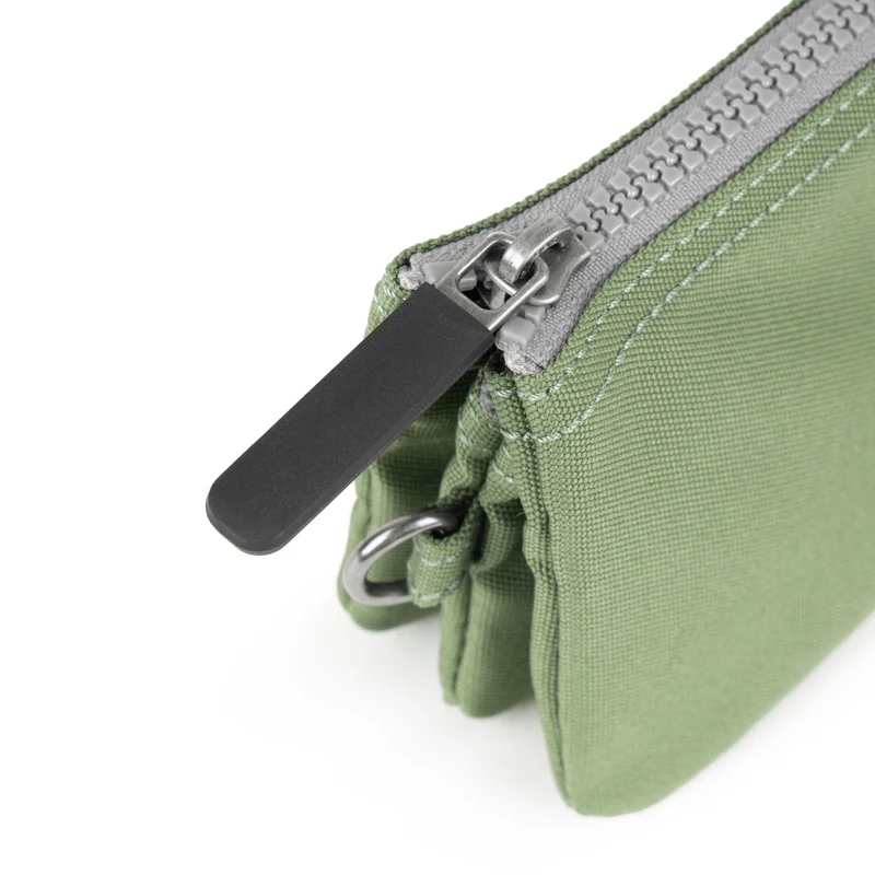 ROKA Black Label Carnaby Kleine Tasche aus recyceltem Granit-Canvas