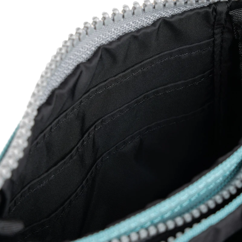 ROKA Black Label Carnaby Kleine Geldbörse aus recyceltem Canvas in der Farbe Spearmint
