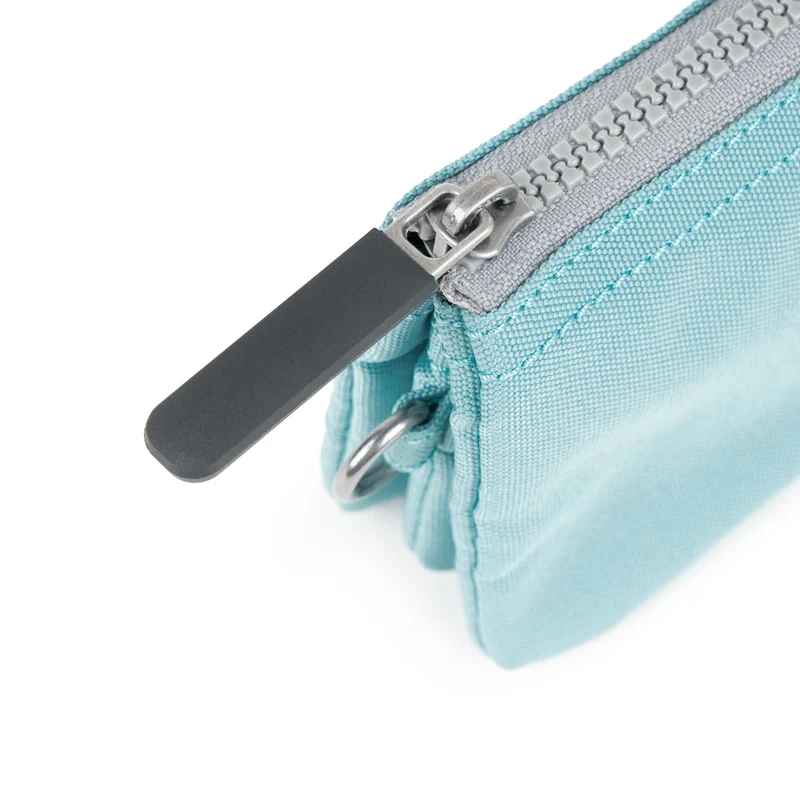 ROKA Black Label Carnaby Kleine Geldbörse aus recyceltem Canvas in der Farbe Spearmint