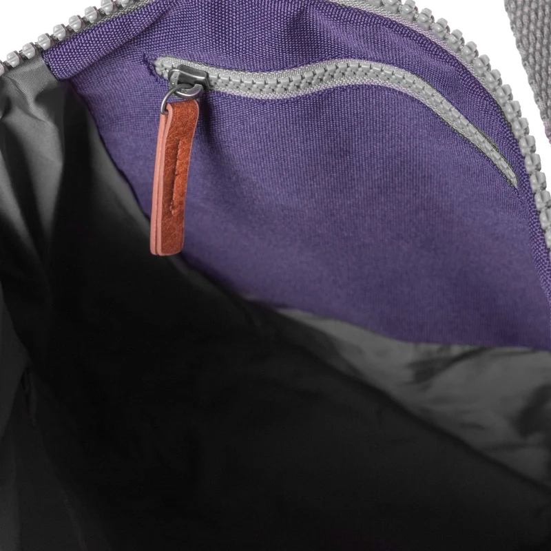 ROKA Finchley Kleine Tasche aus recyceltem Canvas von Ocean