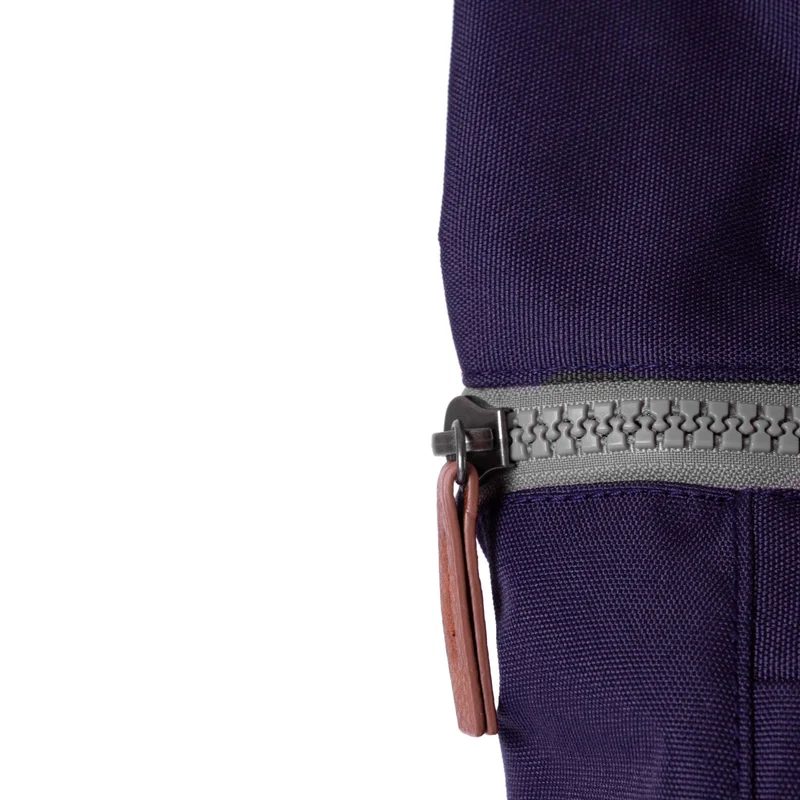 ROKA Finchley Kleine Tasche aus recyceltem Canvas von Ocean