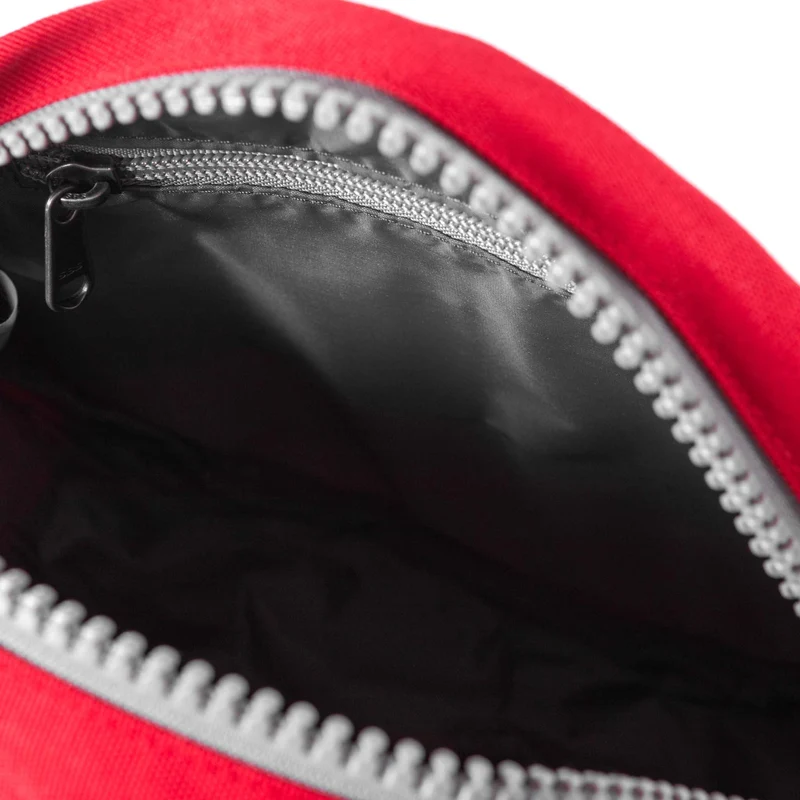ROKA Paddington B Mars Red Kleine Tasche aus recyceltem Canvas