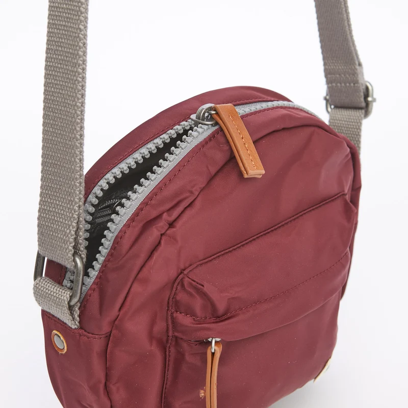 ROKA Paddington B Plum Kleine Tasche aus recyceltem Nylon