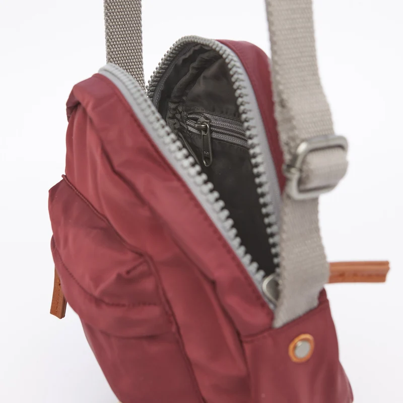ROKA Paddington B Plum Kleine Tasche aus recyceltem Nylon