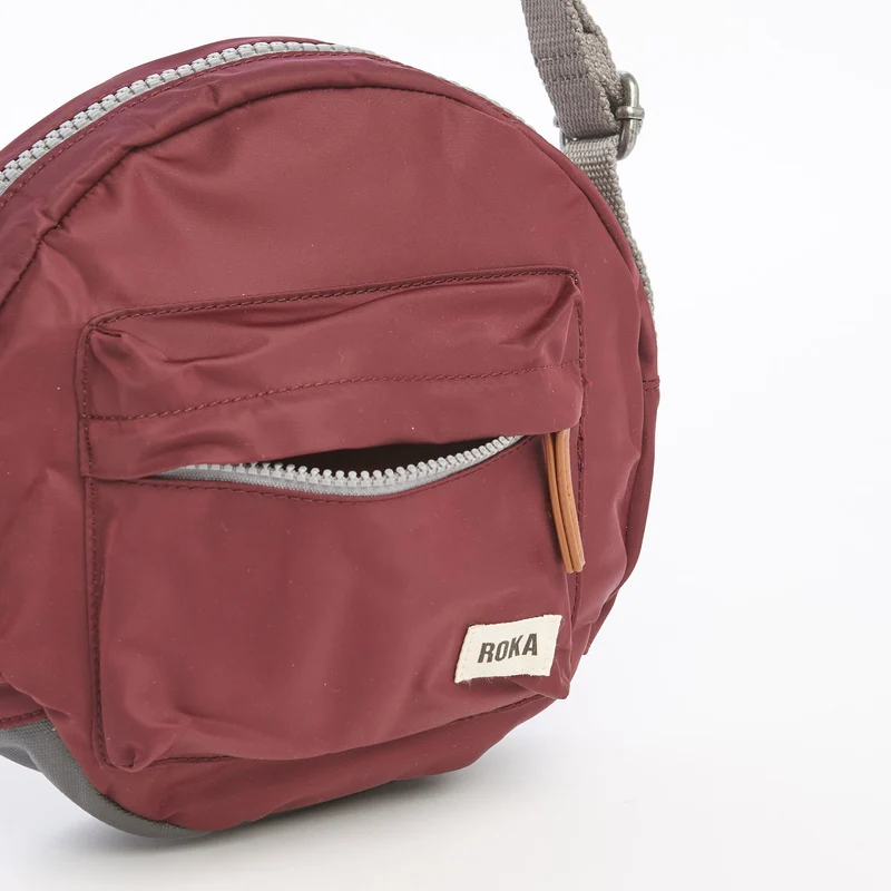 ROKA Paddington B Plum Kleine Tasche aus recyceltem Nylon
