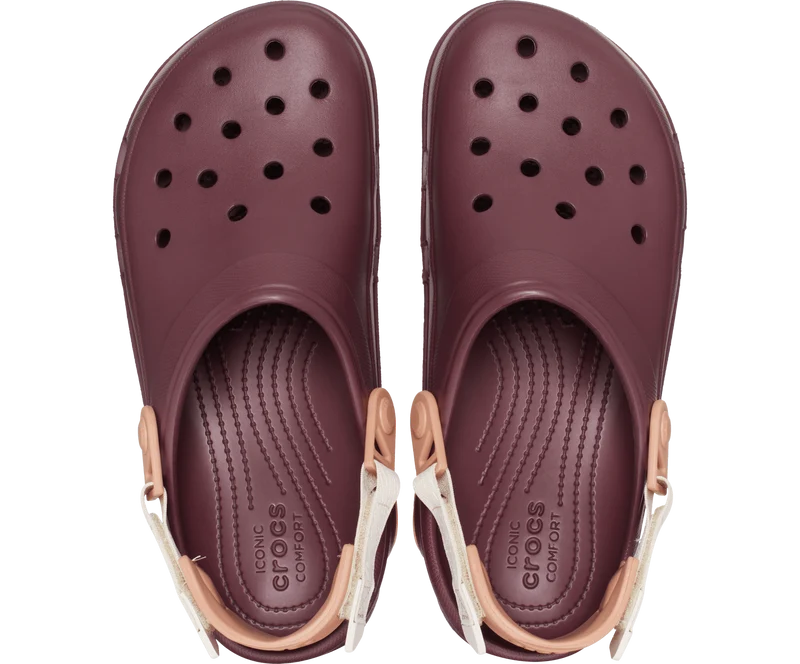 Crocs Unisex Classic All-Terrain Clog – Dunkle Kirsche