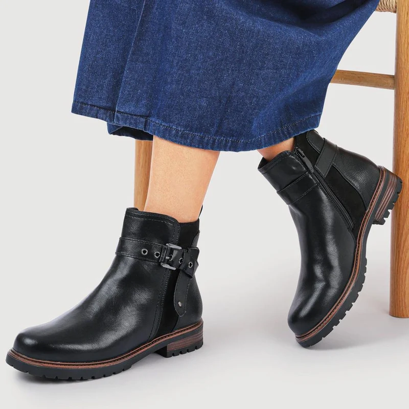 Buckle-Detail Ankle Boots - WOIL40003 / 326 127 - Black