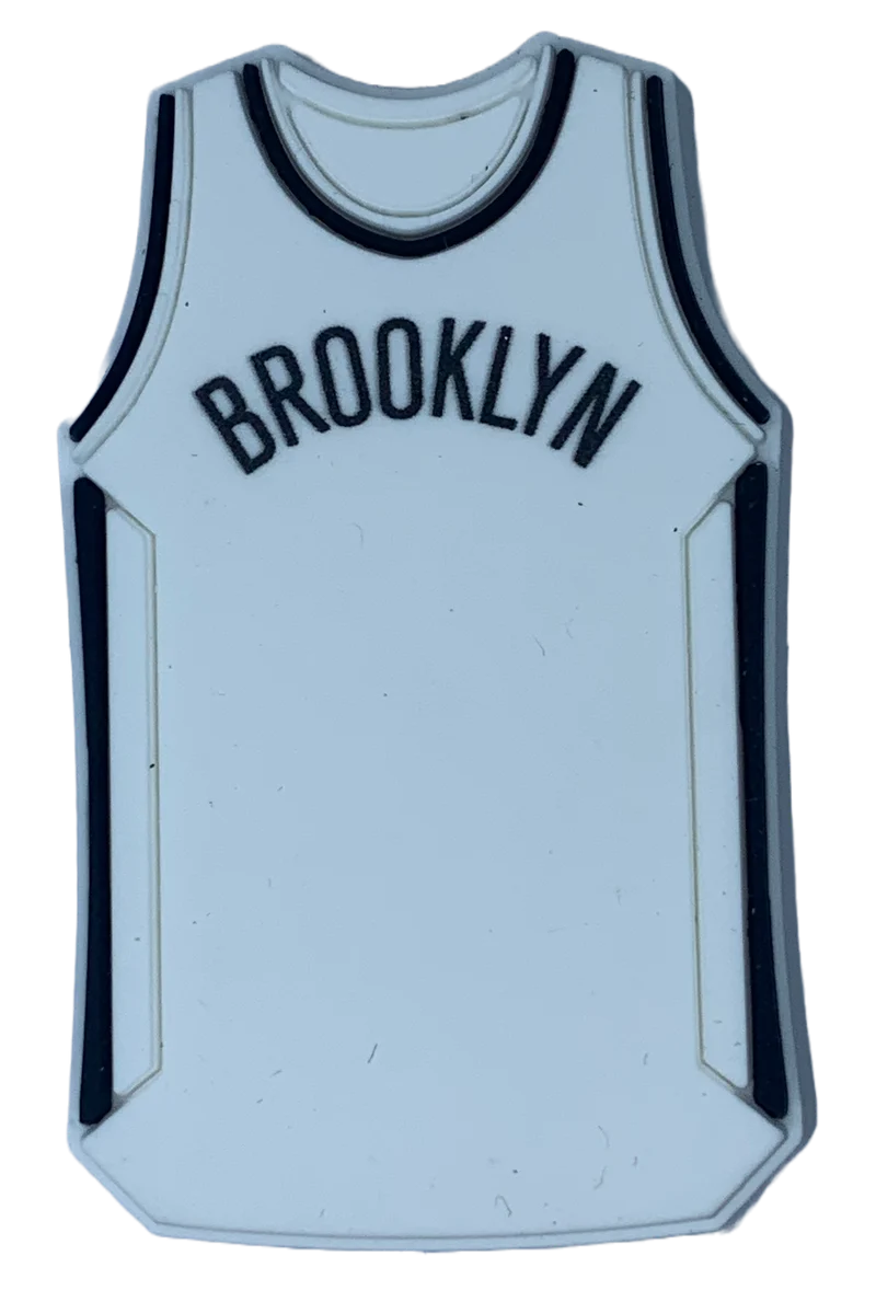 Crocs Jibbitz NBA Brooklyn Nets Anhänger aus weißem Trikot