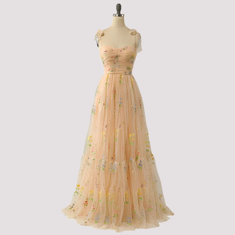 Livia - Elegantes Ballkleid mit Blumenstickerei
