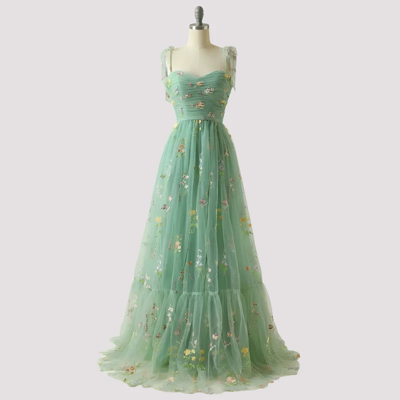 Livia - Elegantes Ballkleid mit Blumenstickerei