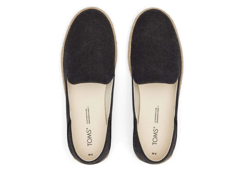 TOMS Damen-Espadrille „Santiago“ aus recyceltem Baumwoll-Canvas – Schwarz