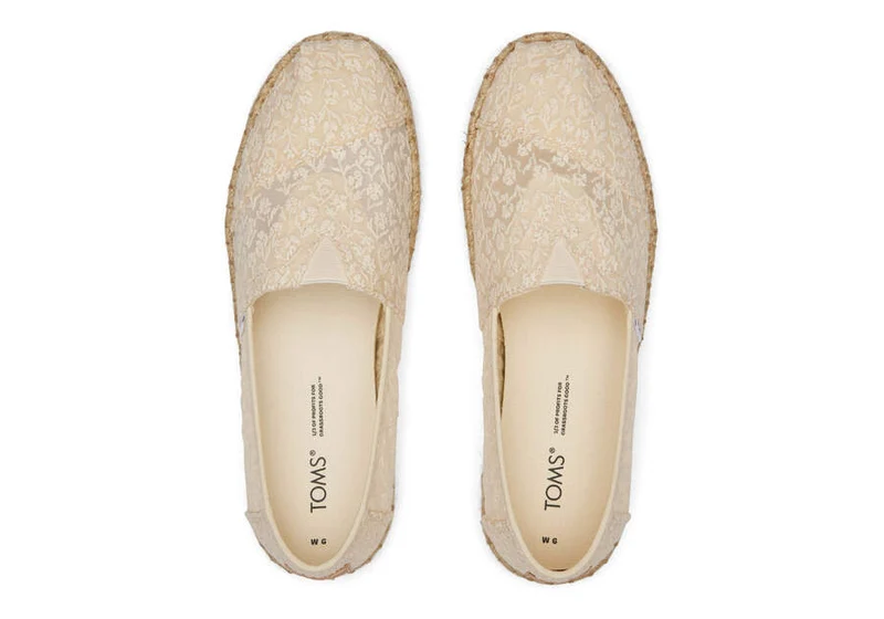 TOMS Alpargata Damen-Espadrille mit floraler Spitze und Seil – Natur