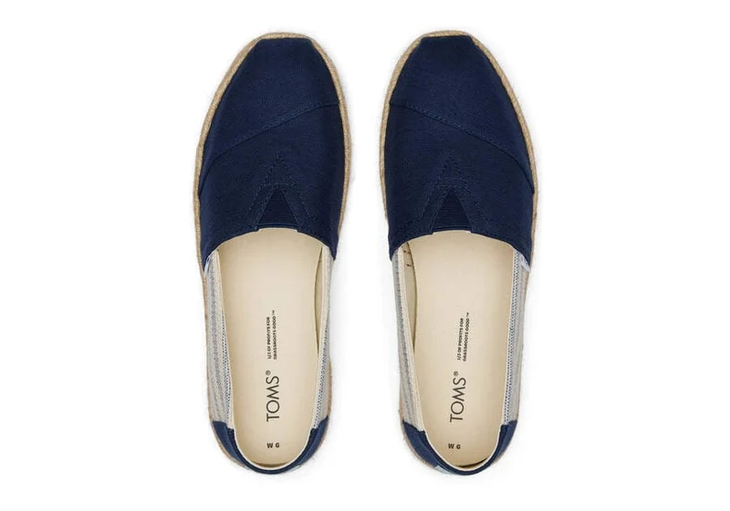 TOMS Damen-Espadrille aus recyceltem Baumwollseil von Alpargata – Marineblau gestreift