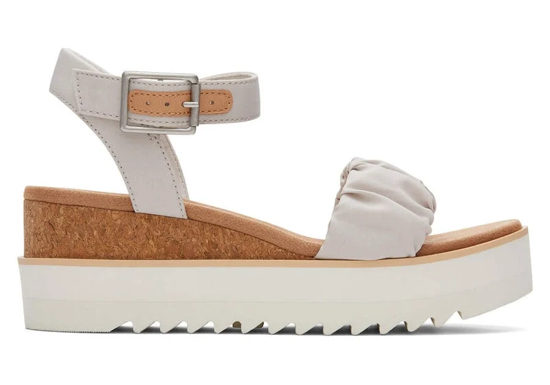 TOMS Damen Diana Ruched Woven Wedge Sandale – Putty
