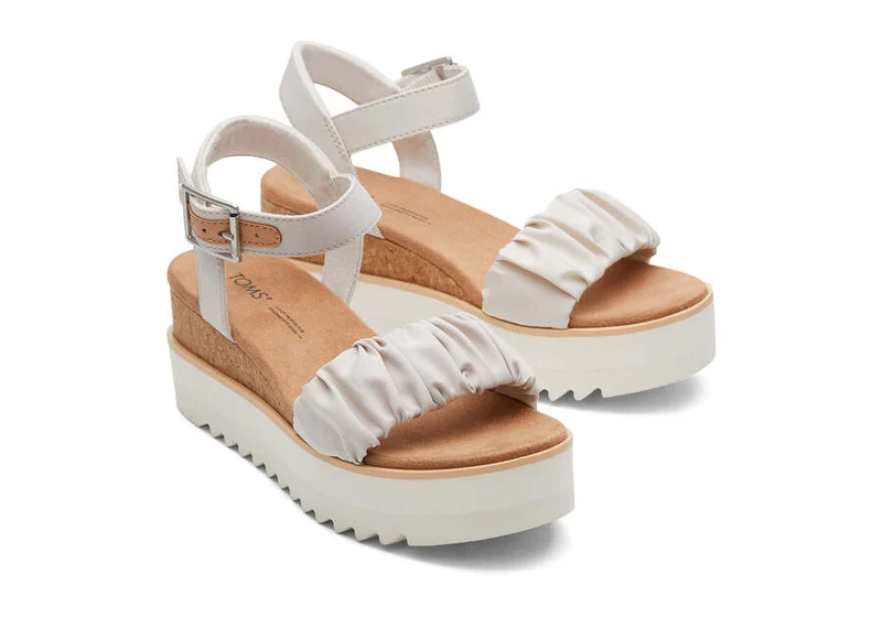 TOMS Damen Diana Ruched Woven Wedge Sandale – Putty