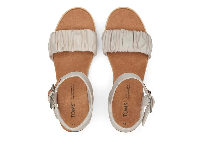 TOMS Damen Diana Ruched Woven Wedge Sandale – Putty