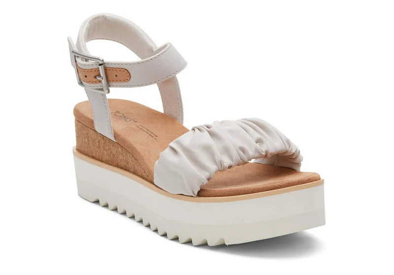 TOMS Damen Diana Ruched Woven Wedge Sandale – Putty