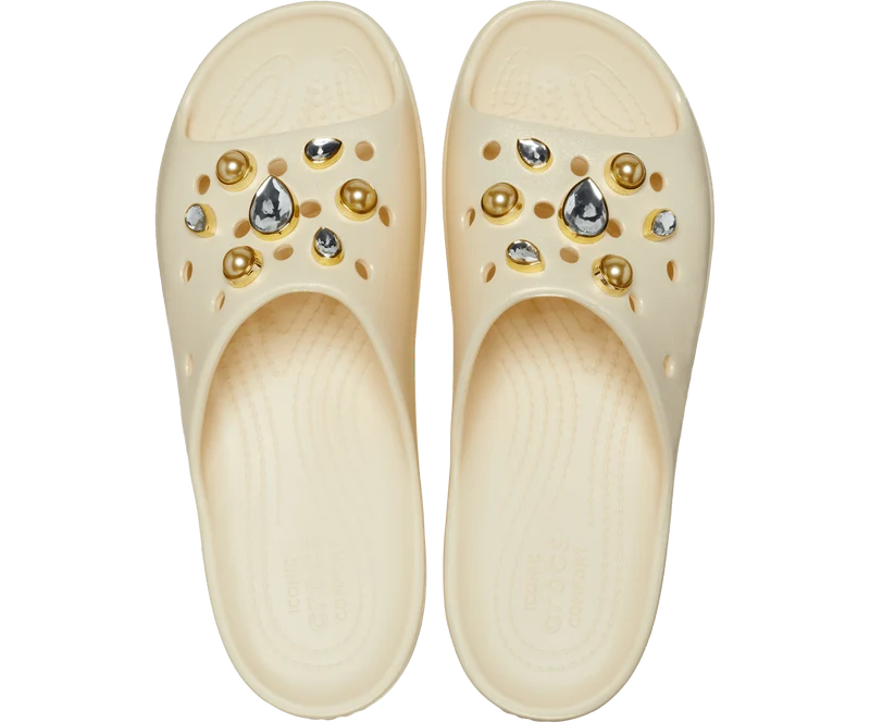 Crocs Klassische Unisex-Plateau-Slide mit Kristallen und Perlen – Vanille