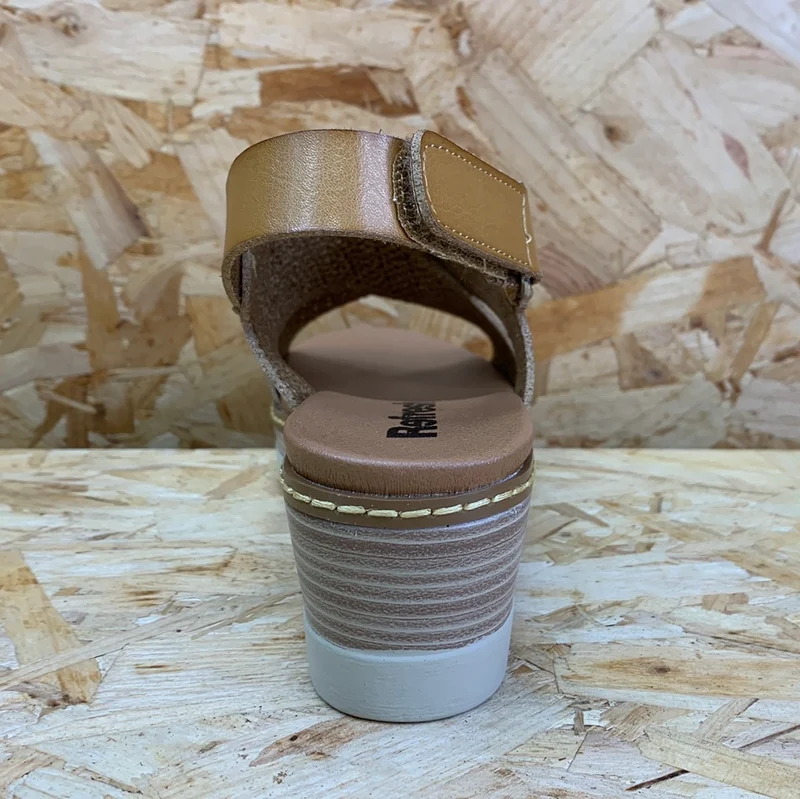 Refresh Modische Damen-Keilsandalen – Taupe