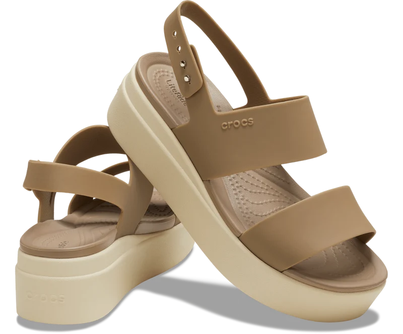 Crocs Damen-Sandale „Brooklyn“ mit niedrigem Keilabsatz – Khaki / Knochen