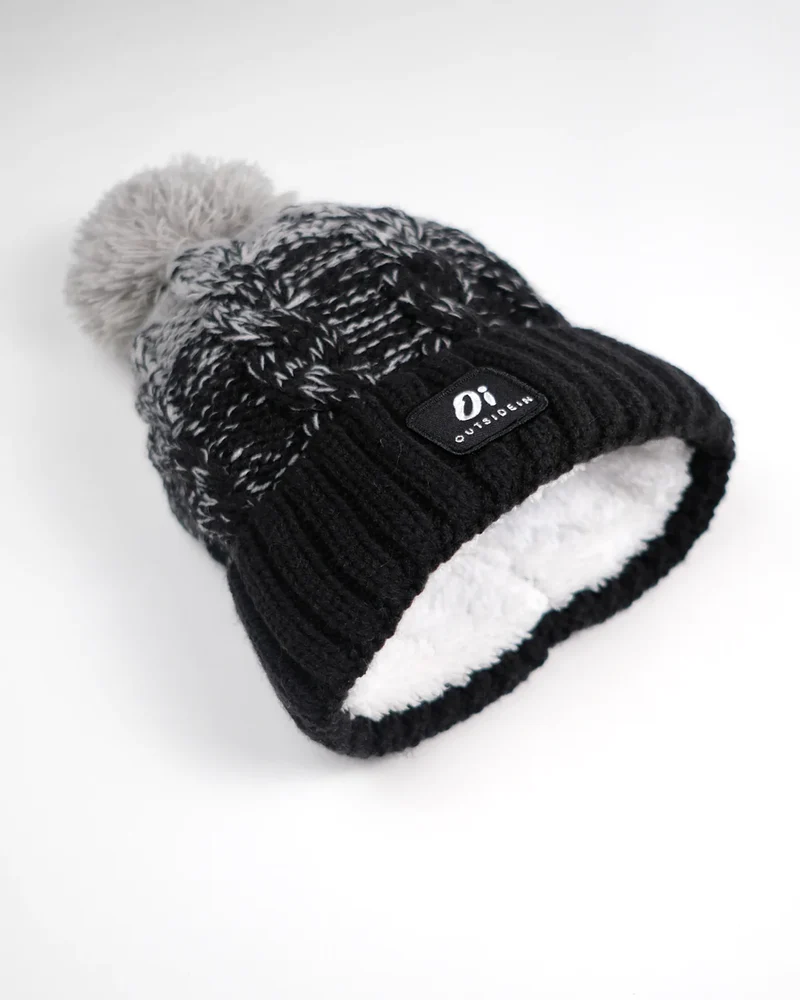 Outside In Unisex-Wintermütze mit Bommel – Black Fade