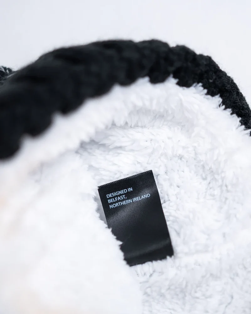 Outside In Unisex-Wintermütze mit Bommel – Black Fade