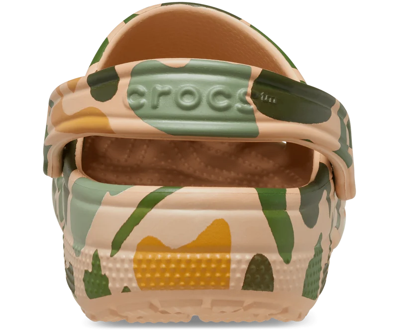 Crocs Klassischer, bedruckter Unisex-Camouflage-Clog – Chai / Tan