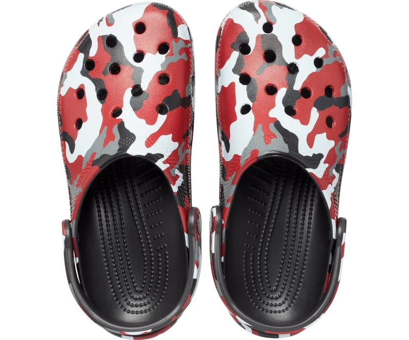 Crocs Klassischer, bedruckter Unisex-Camouflage-Clog – Schwarz / Rot
