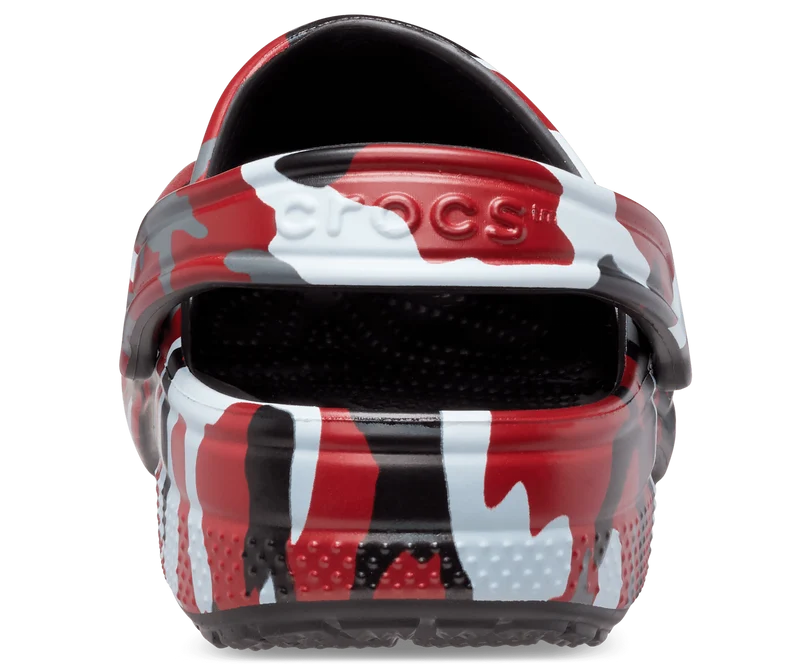 Crocs Klassischer, bedruckter Unisex-Camouflage-Clog – Schwarz / Rot