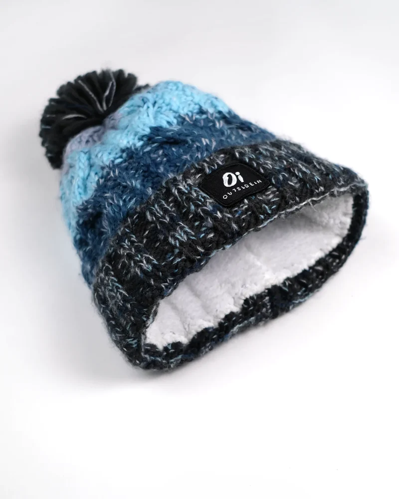 Outside In Unisex-Wintermütze mit Bommel – Ocean Storm