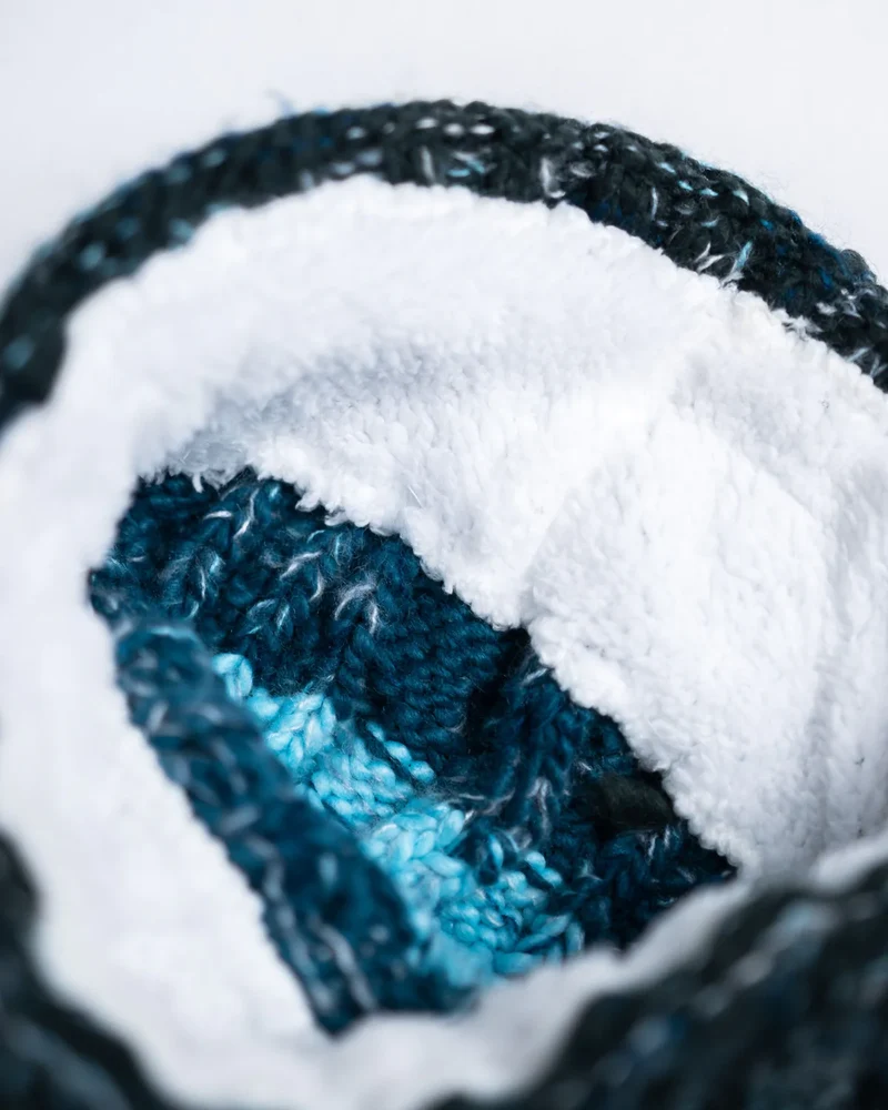 Outside In Unisex-Wintermütze mit Bommel – Ocean Storm