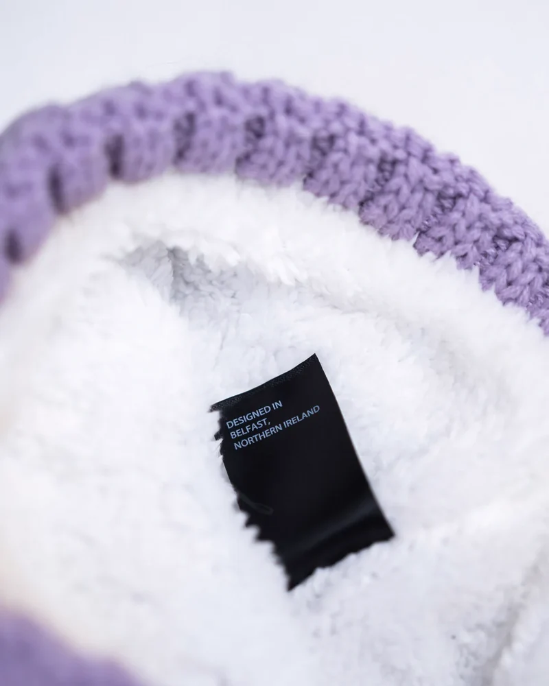 Outside In Unisex-Wintermütze mit Bommel – Purple Fade