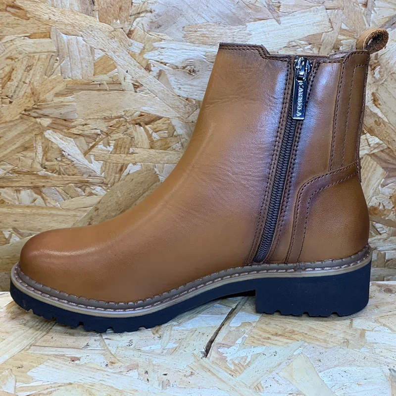 Carmela Modische Damen-Stiefelette aus Leder – Kamel