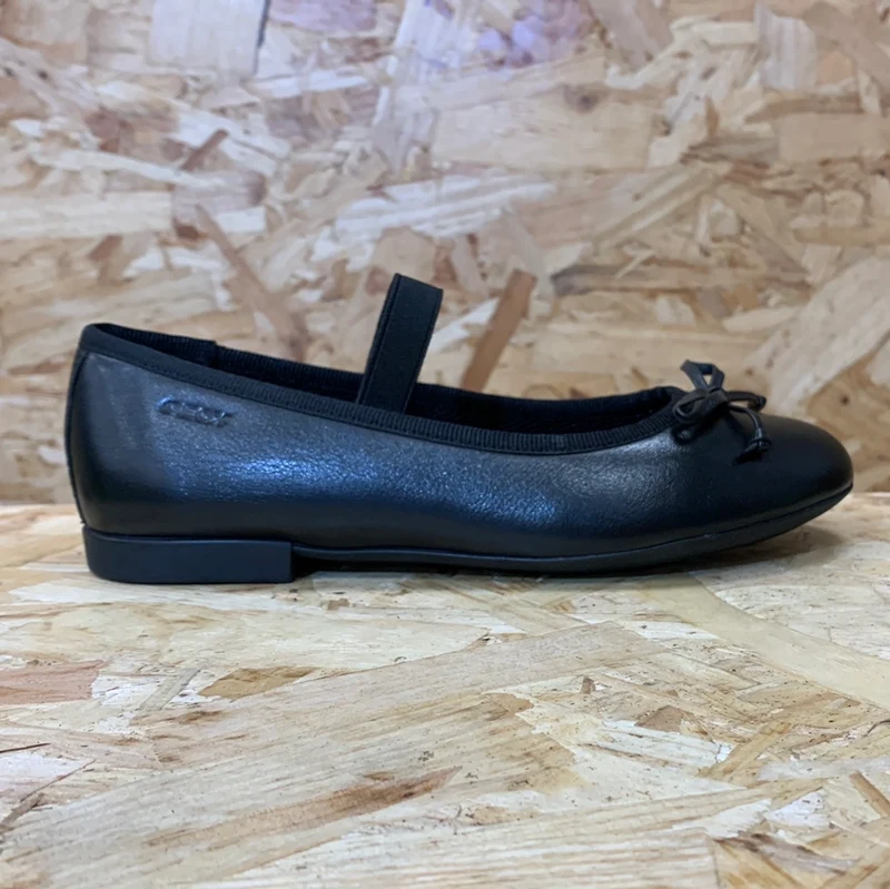Geox Kinder-Schulschuh „Plie Ballet“ aus flachem Leder – Schwarz