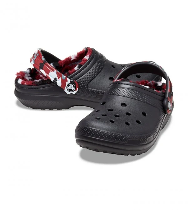 Crocs Klassisch gefütterter Camo-Clog für Kinder – Schwarz