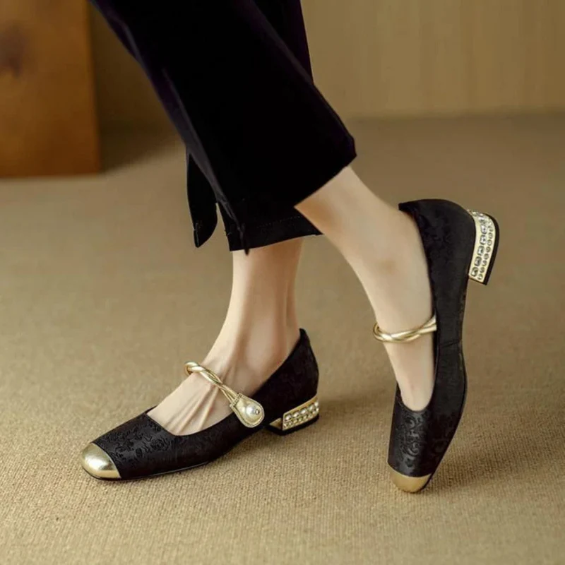 Elva Pumps mit Perlen-Detail | Schwarz