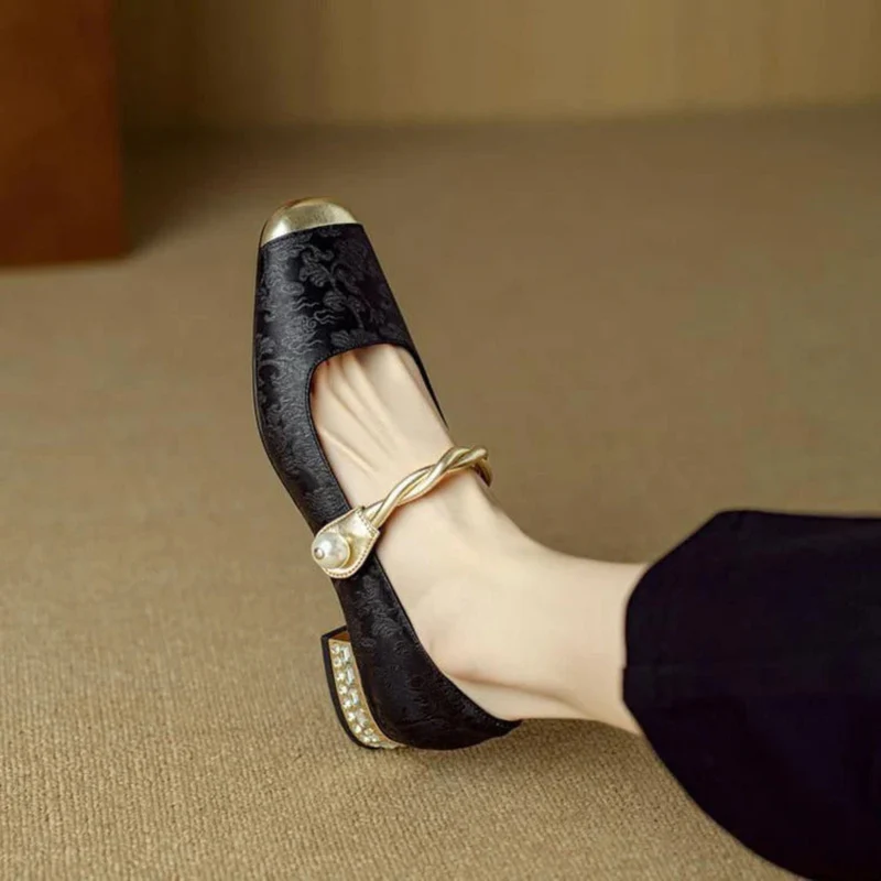 Elva Pumps mit Perlen-Detail | Schwarz