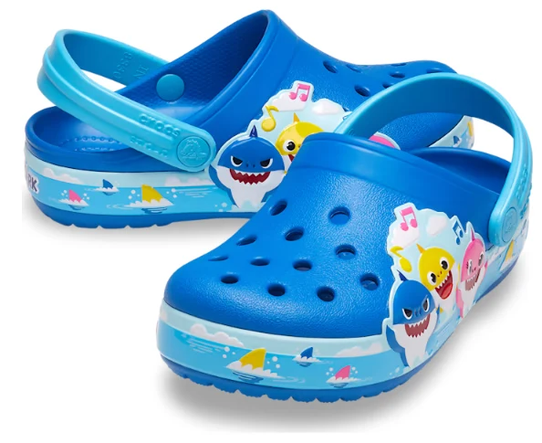 Crocs Klassischer Baby Shark Clog für Kinder – Helles Kobalt