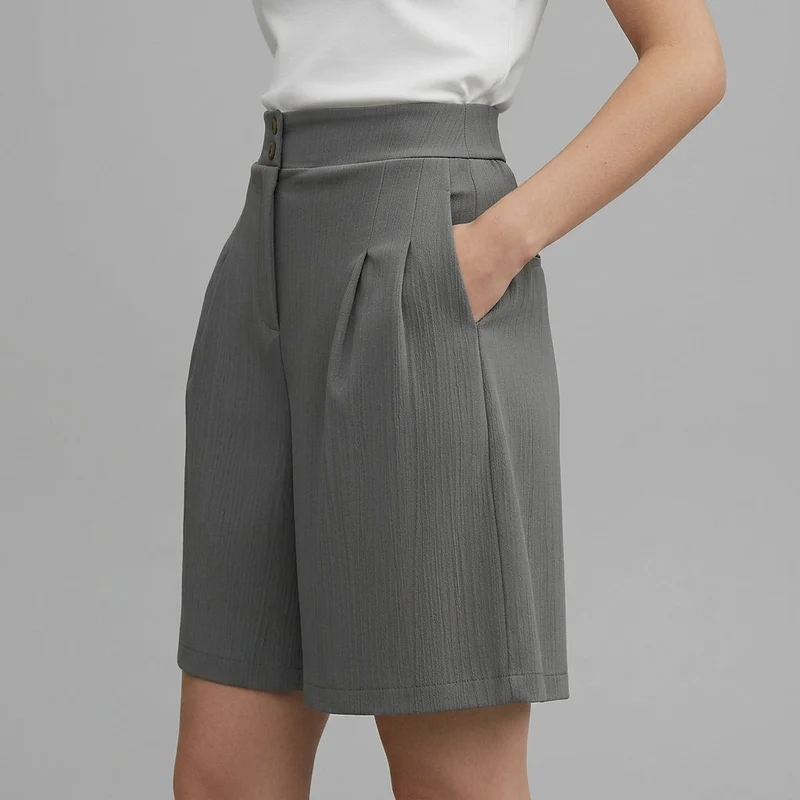 Damen Shorts mit hohem Bund und weitem Bein sowie Falten und zwei Knöpfen