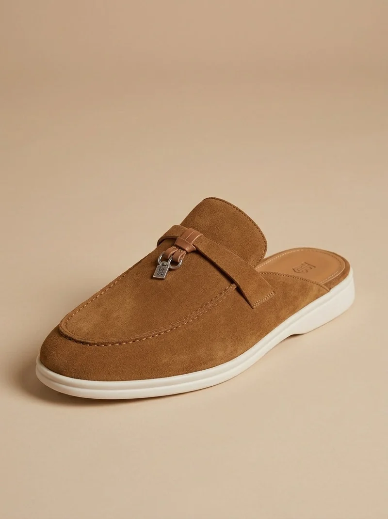 Herren-Slipper mit offener Ferse, Velours-Oberfläche und Metallverzierung