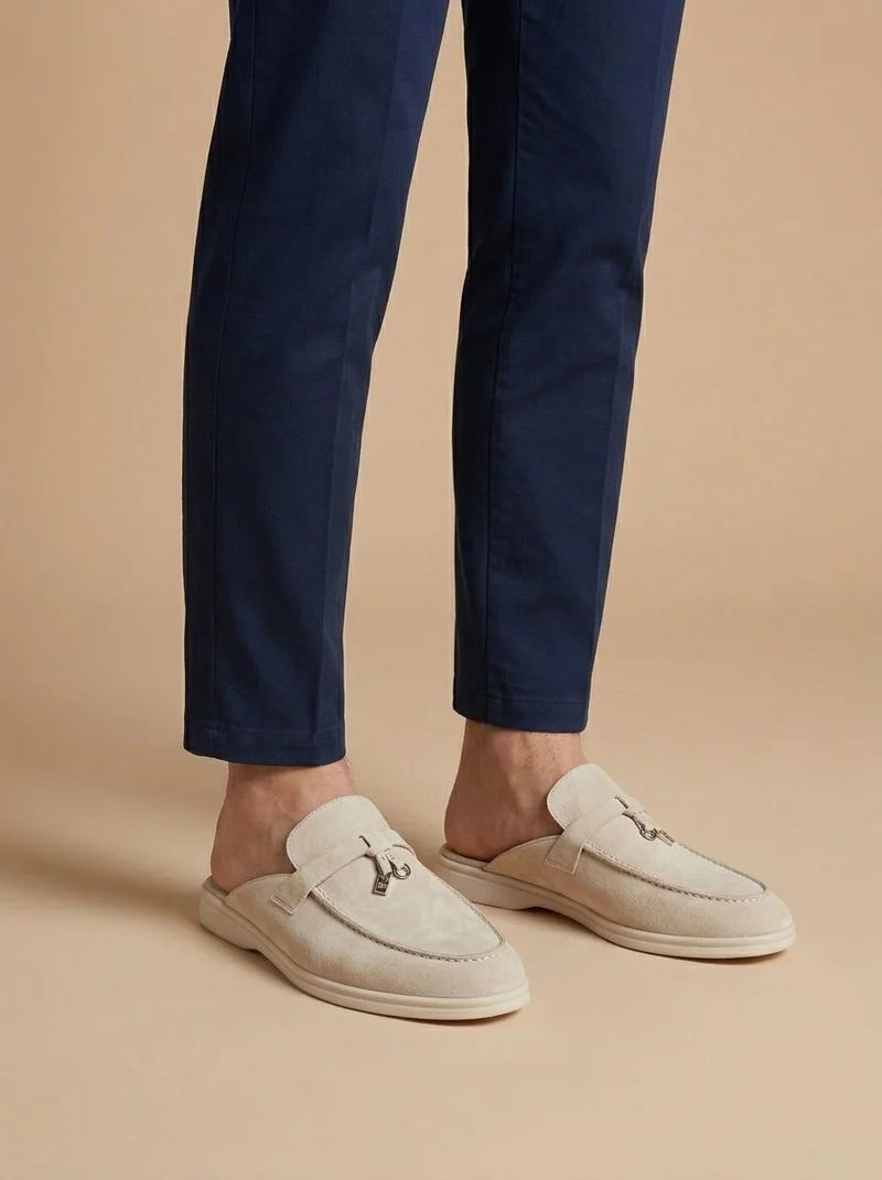 Herren-Slipper mit offener Ferse, Velours-Oberfläche und Metallverzierung