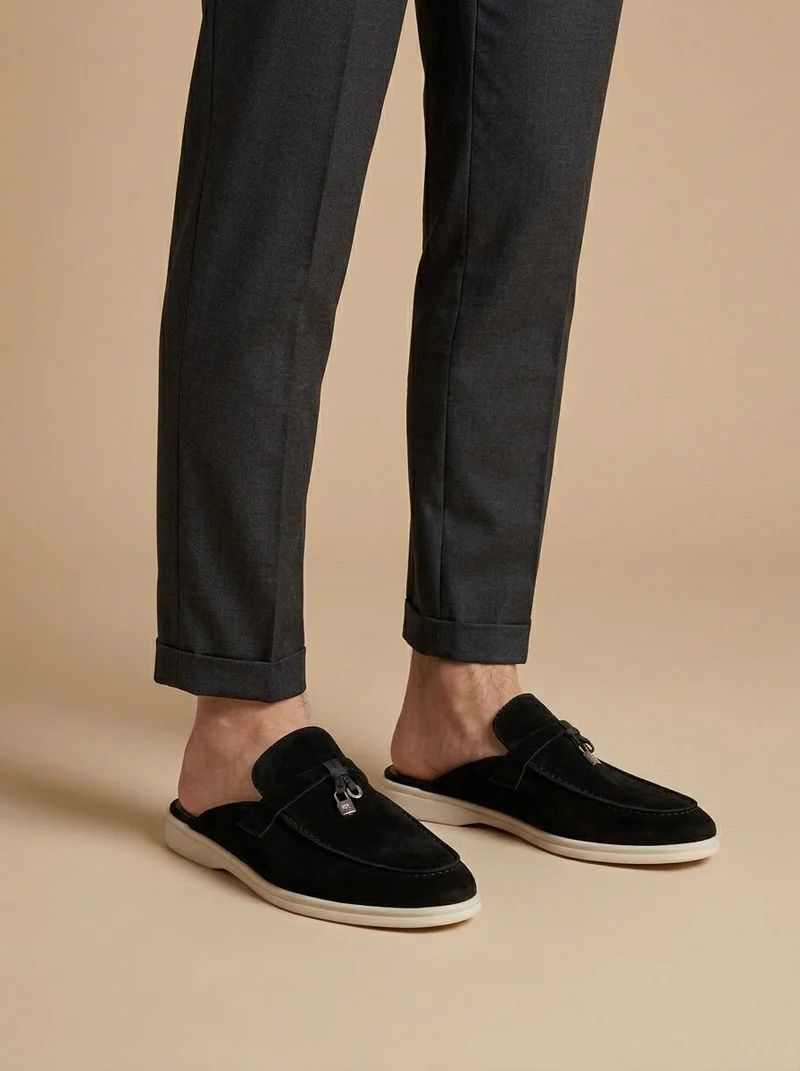 Herren-Slipper mit offener Ferse, Velours-Oberfläche und Metallverzierung
