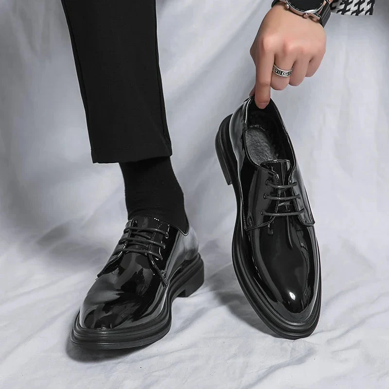 Herren-Derby-Schuhe mit glänzender Oberfläche und dicker Sohle