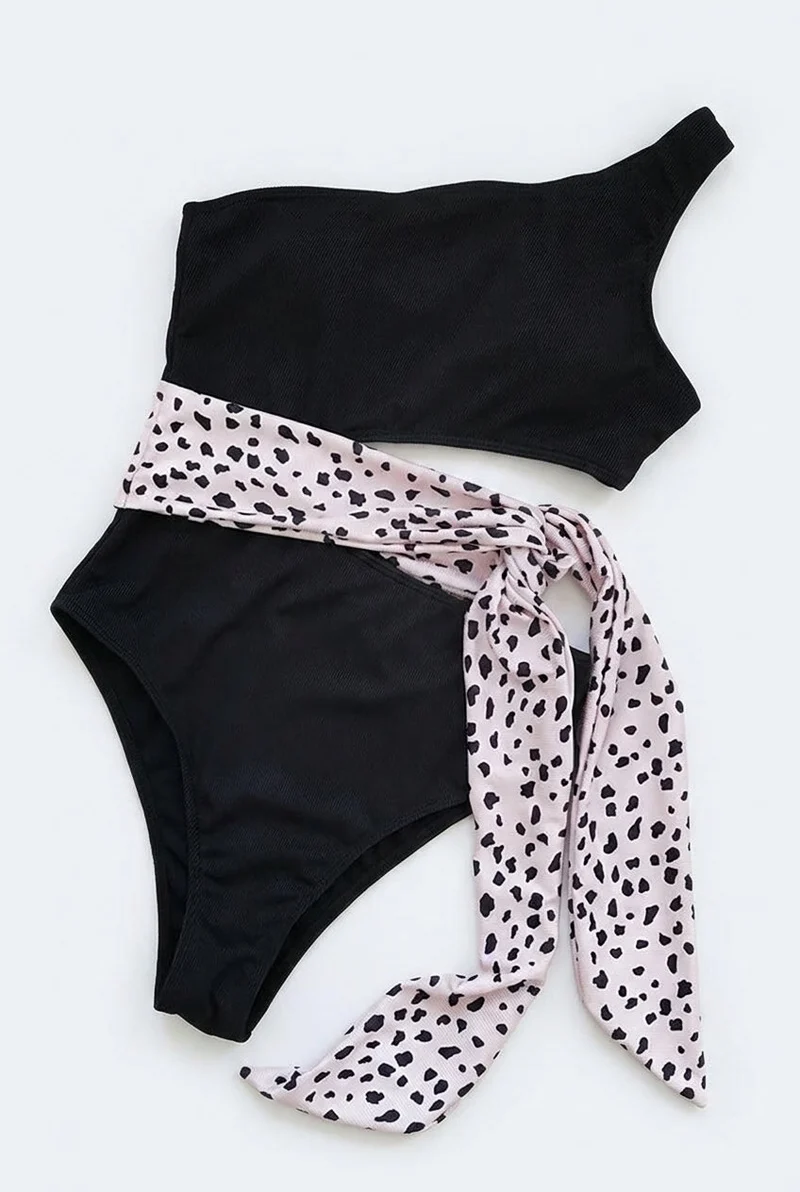 Damen-Bikini-Set mit Ein-Schulter-Oberteil und hoch geschnittener Hose mit Schleifendetail