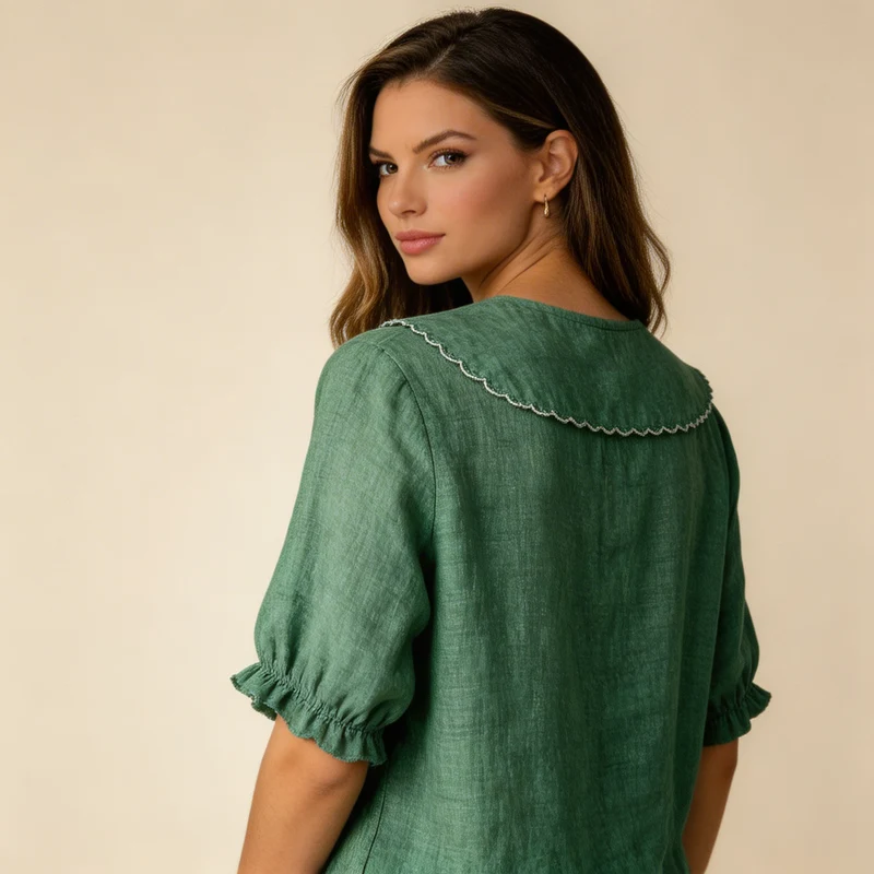 Damenbluse mit Knopfleiste und Rundkragen