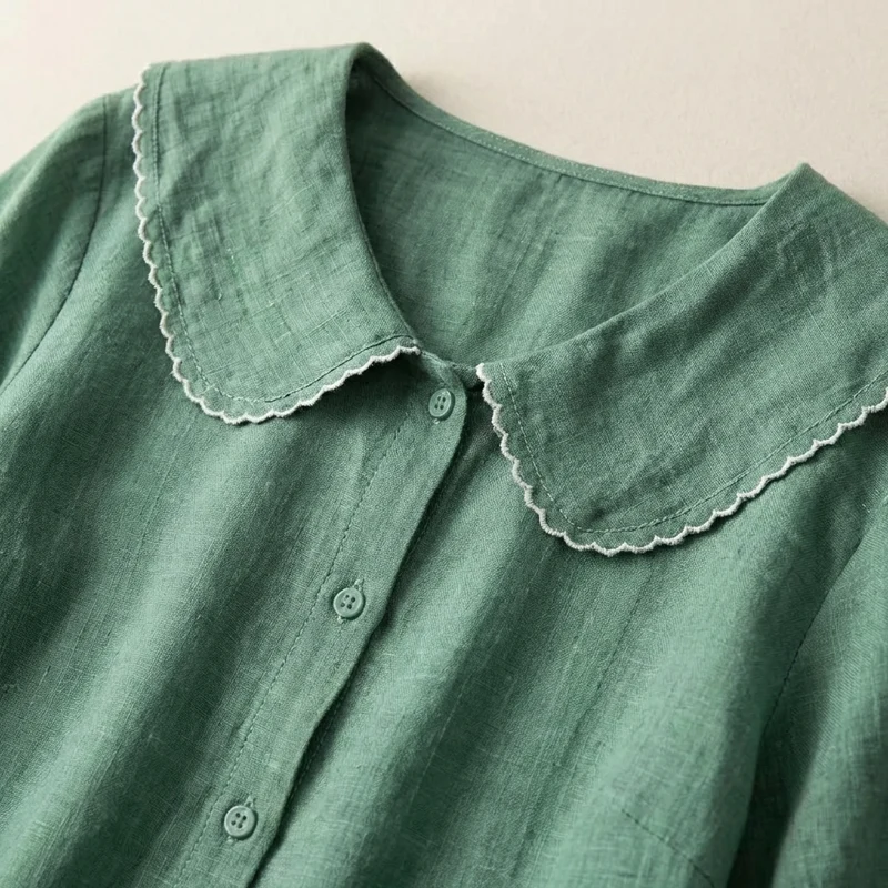 Damenbluse mit Knopfleiste und Rundkragen