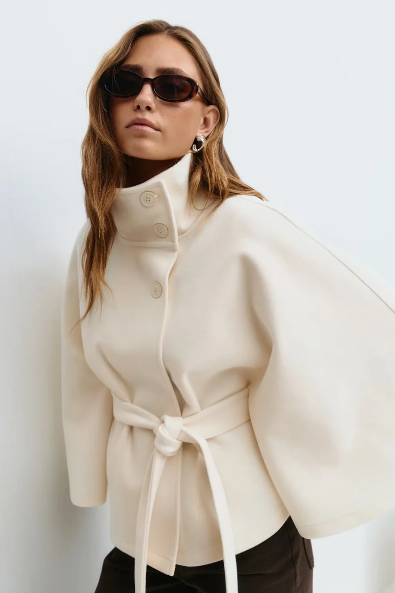 Damen Capejacke mit Stehkragen und Bindegürtel